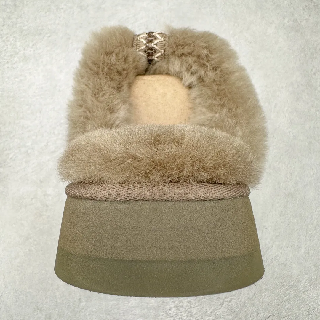 Pick up locally 💰520 UGG 8260 Alpine half-mug autumn and winter sheep fur integrated snow boots. All shoes are made of ZP. Longfeng A-grade Australian imported sheep fur integrated brand OEM production line. Fully follow the ZP process. OEM original pattern maker. Adhering to the principle of no original shoes and no development selection. Pay attention to every detail. The most authentic version on the market. TREADLITE "Light Wing" technology outsole. Lightweight/durable/flexible/pile size: 35 36 37 38 39 40 Coding: by2936070
